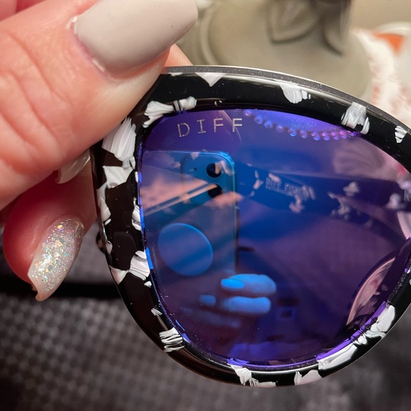 EUC DIFF Rise Cateye Sunglasses. Black & White Frames w/Blue Mirrored Lenses. - Picture 6 of 10